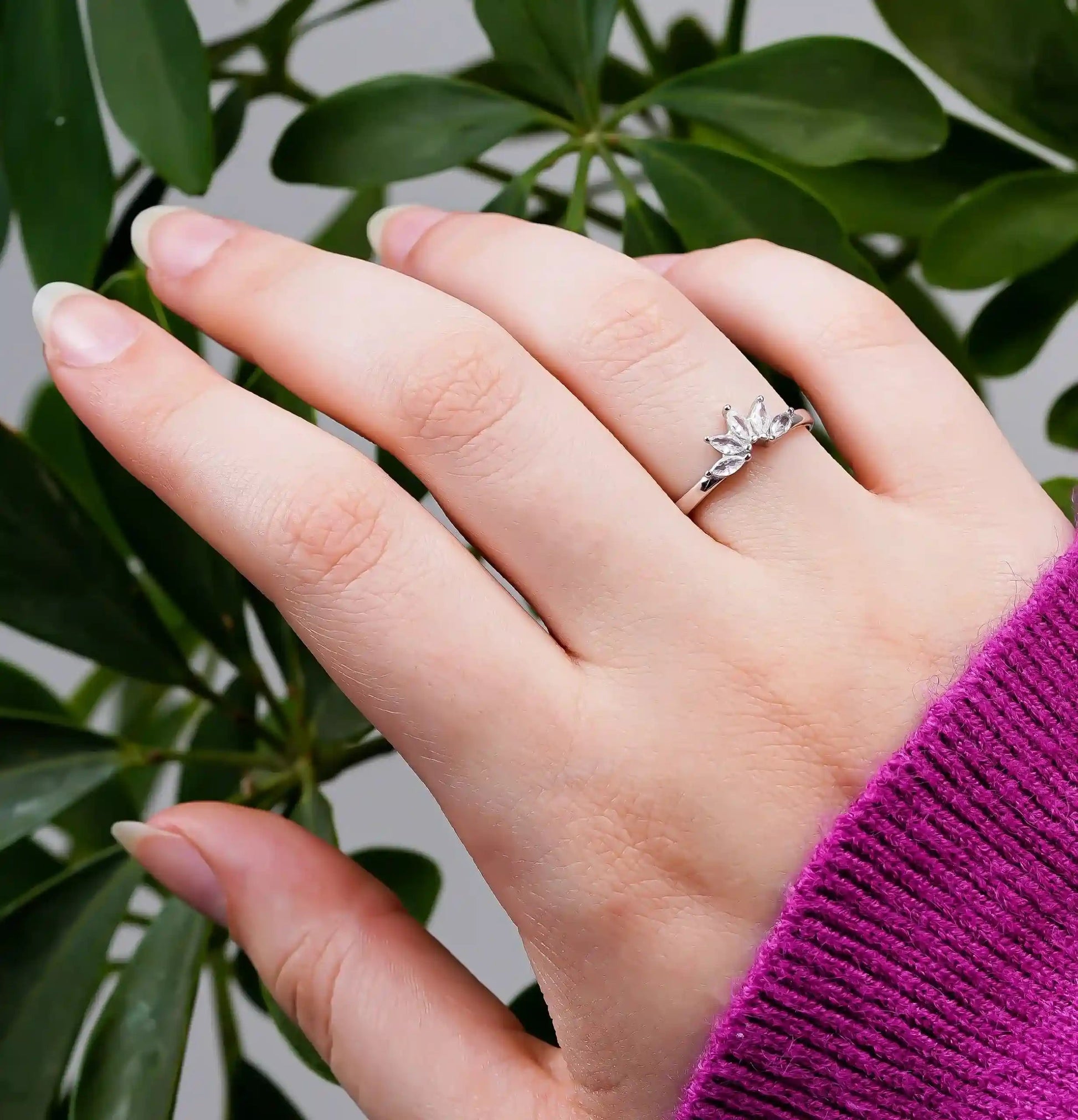 Viorette Whispering Leaves ring in 925 sterling silver with a leaf-motif design