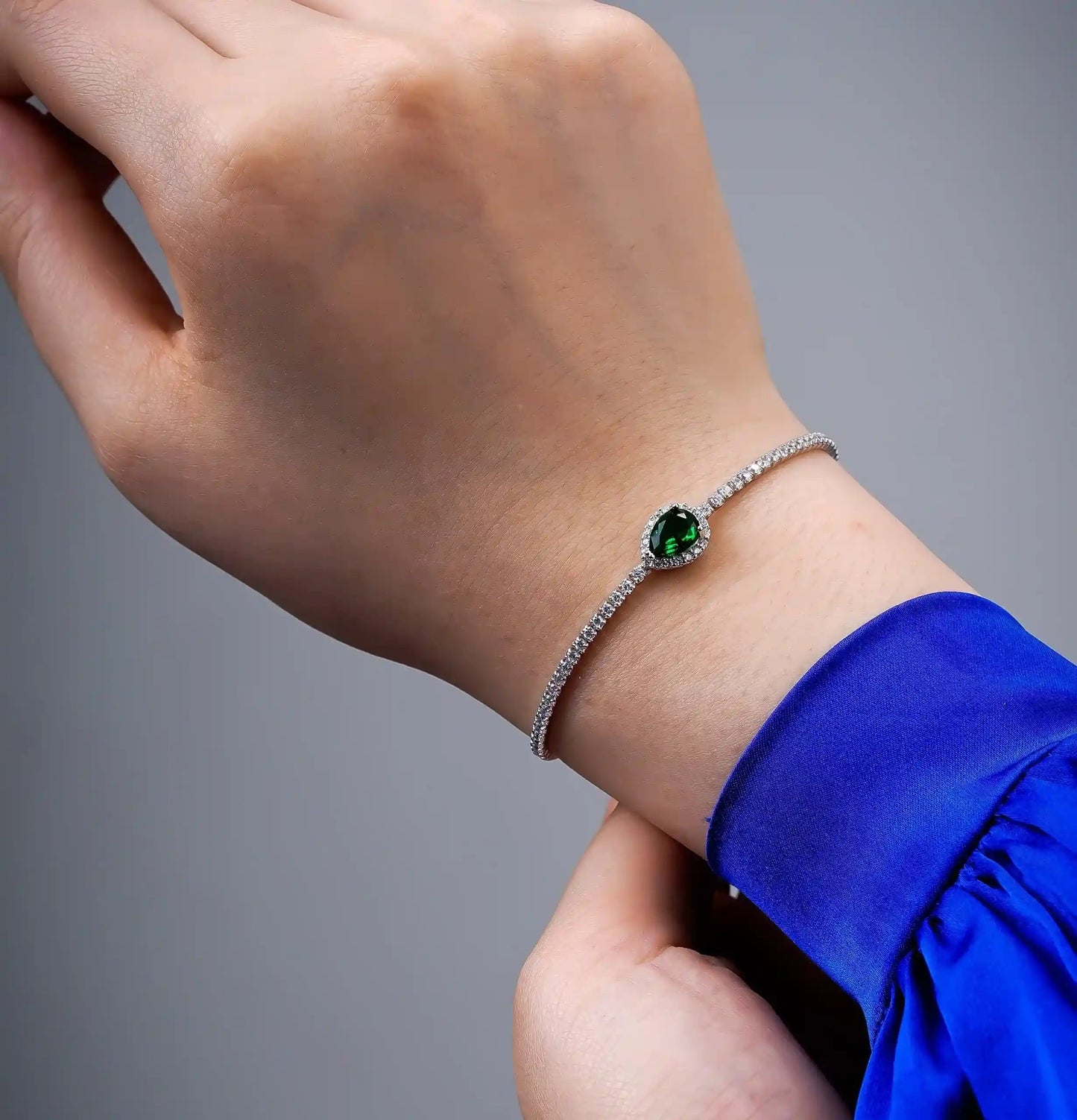 Viorette Glow bracelet in 925 sterling silver with green emerald-colored stones
