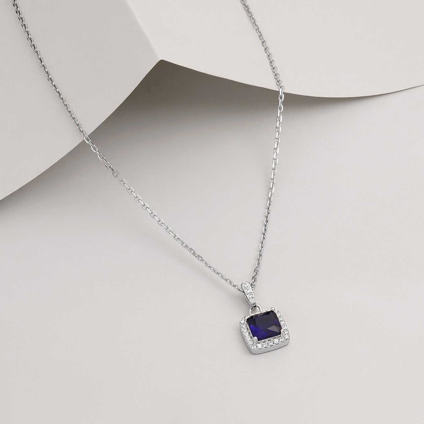 Viorette Lumiere necklace in 925 sterling silver with a blue sapphire-colored stone