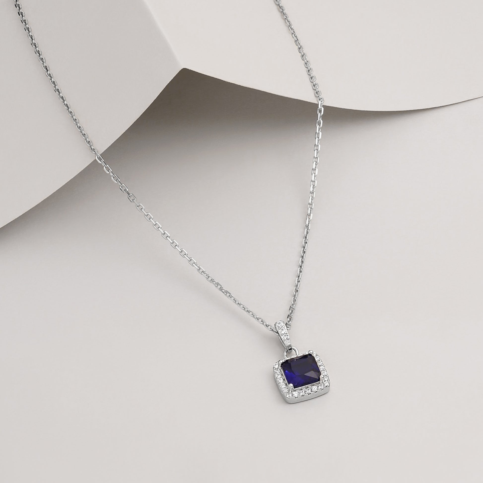 Viorette Lumiere necklace in 925 sterling silver with a blue sapphire-colored stone