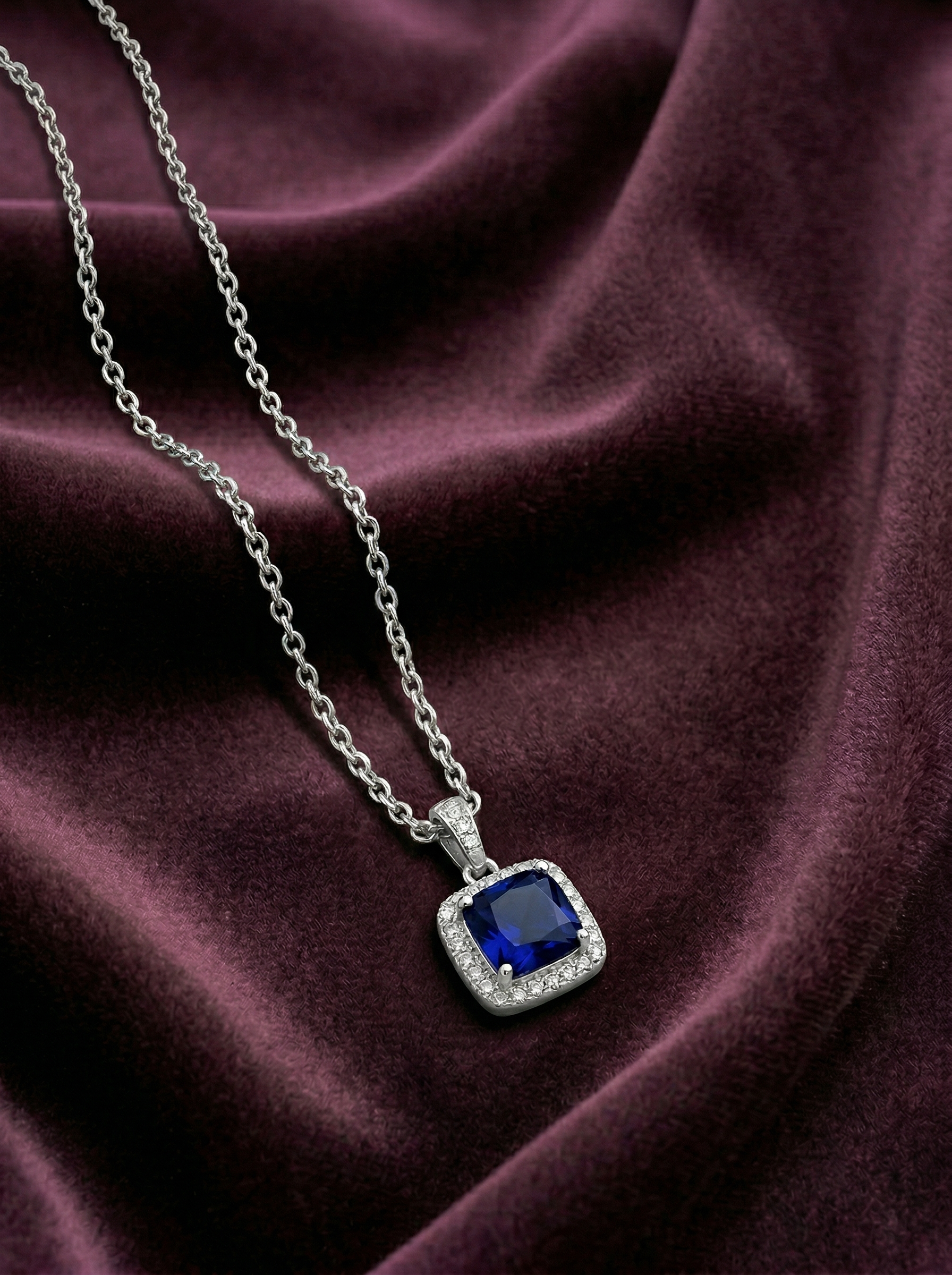 Viorette Lumiere necklace in 925 sterling silver with a blue sapphire-colored stone
