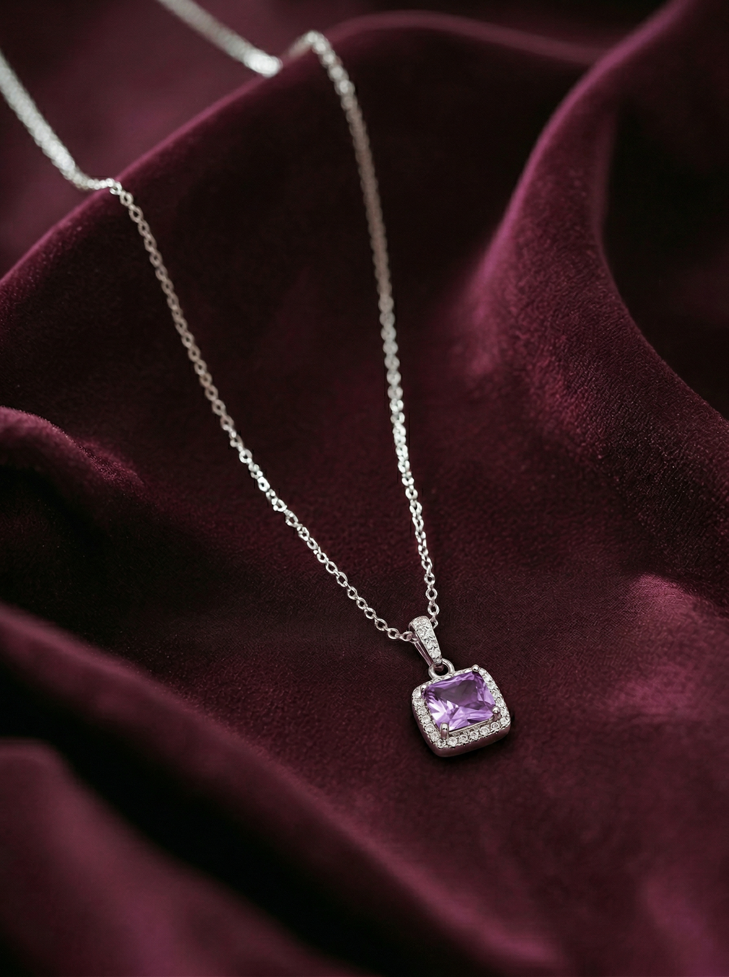 Viorette Lumiere necklace in 925 sterling silver with a purple amethyst-colored stone