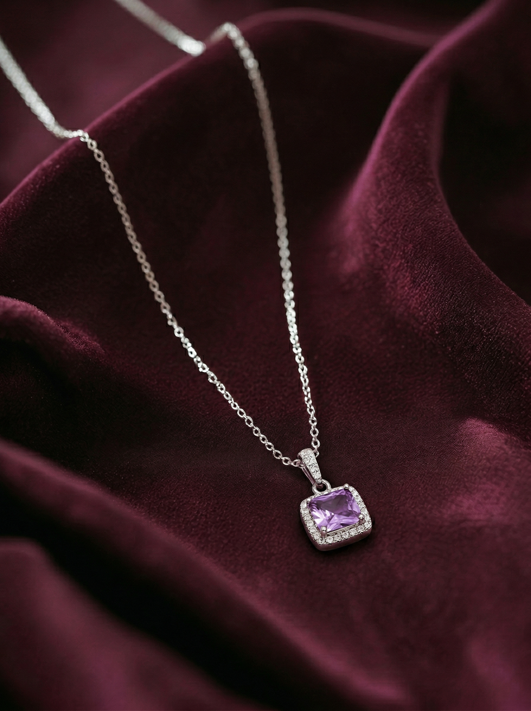 Viorette Lumiere necklace in 925 sterling silver with a purple amethyst-colored stone