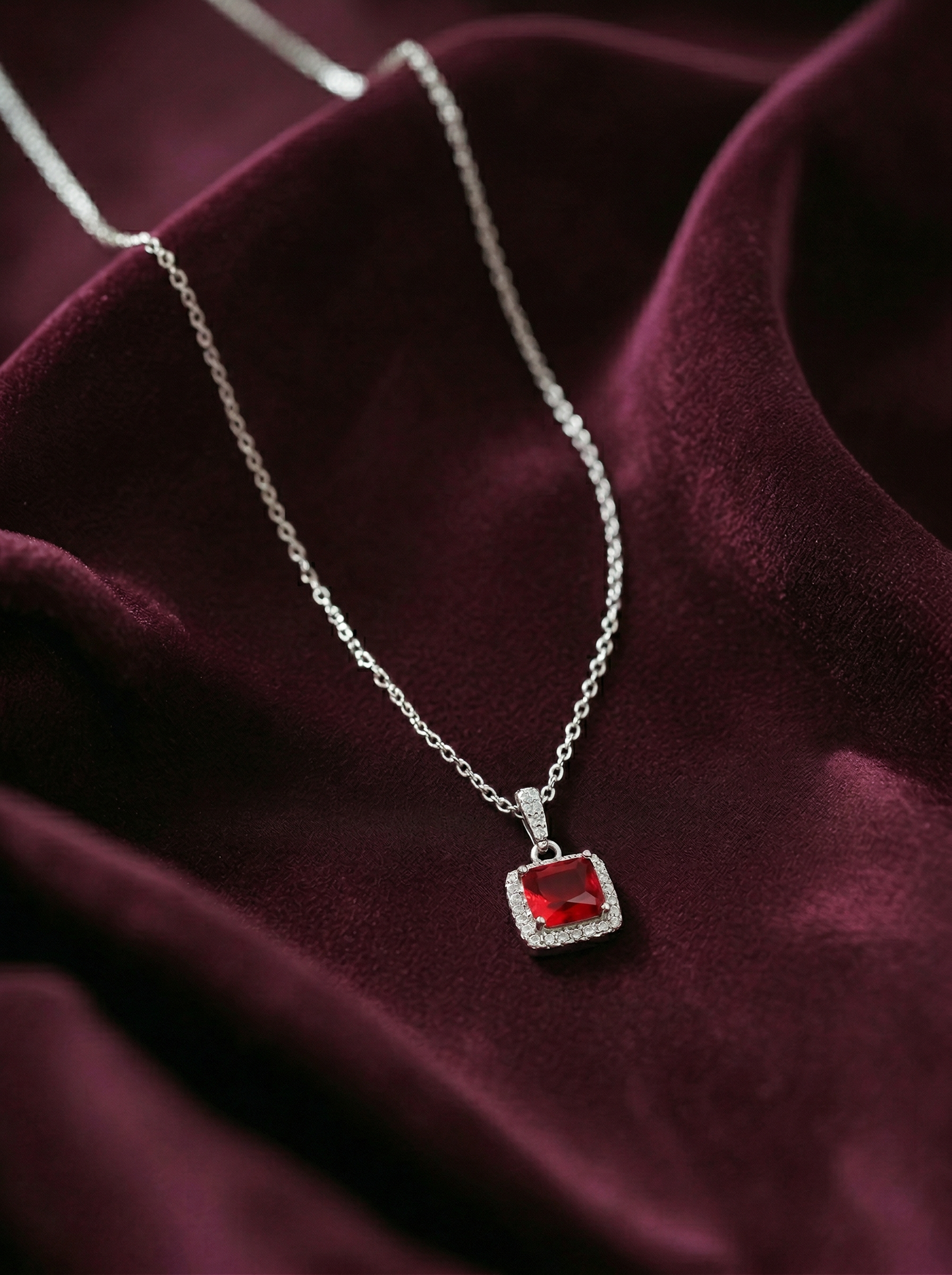 Viorette Lumiere necklace in 925 sterling silver with a deep red garnet-colored stone