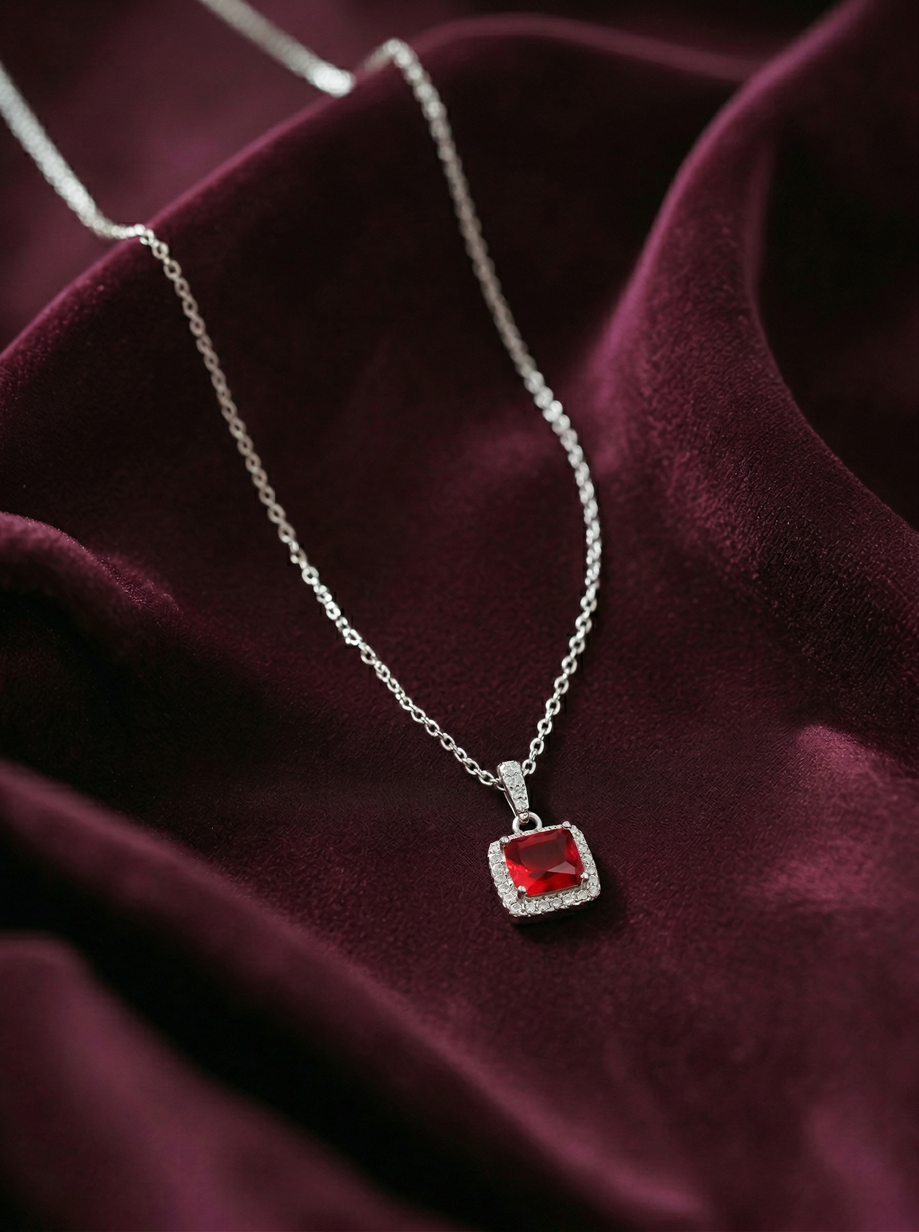 Viorette Lumiere necklace in 925 sterling silver with a deep red garnet-colored stone