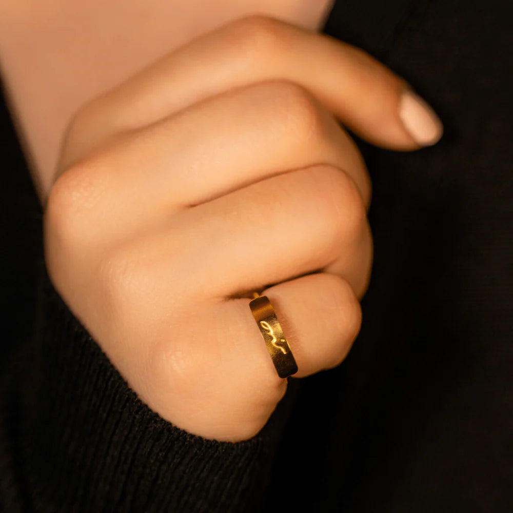 Viorette Sabr engraved ring in 925 sterling silver with an engraved Arabic-calligraphy design