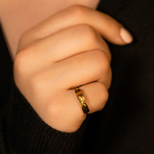 Viorette Sabr engraved ring in 925 sterling silver with an engraved Arabic-calligraphy design