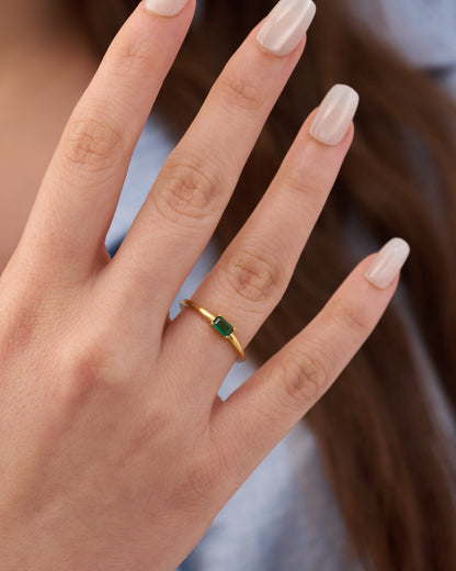 Viorette ring in gold-plated 925 sterling silver with a green emerald-colored baguette-cut stone