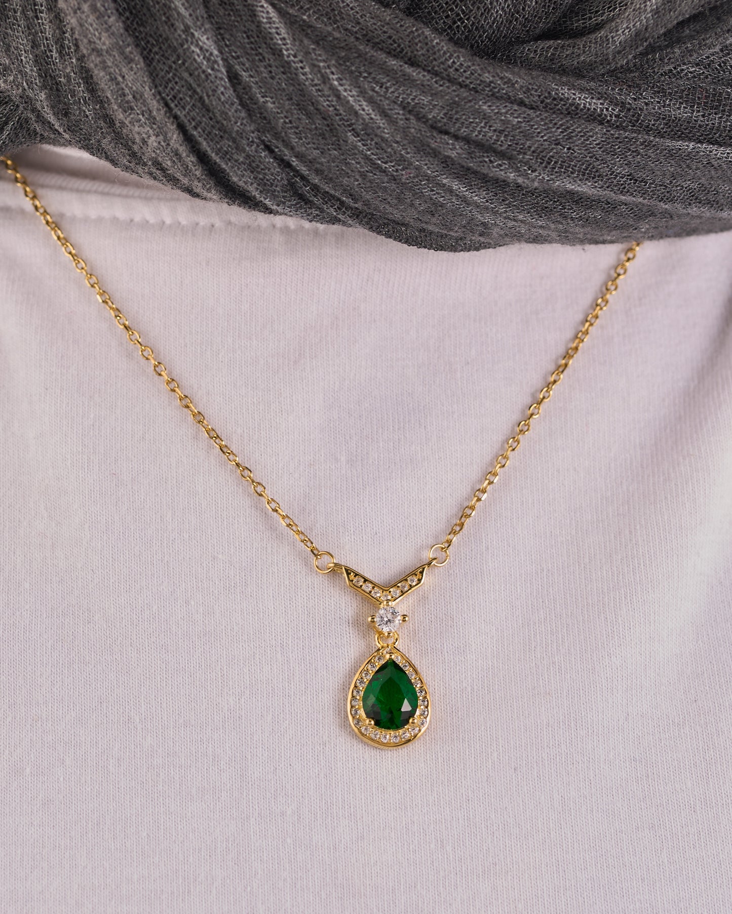 Viorette teardrop necklace in gold-plated 925 sterling silver with a green emerald-colored teardrop pendant