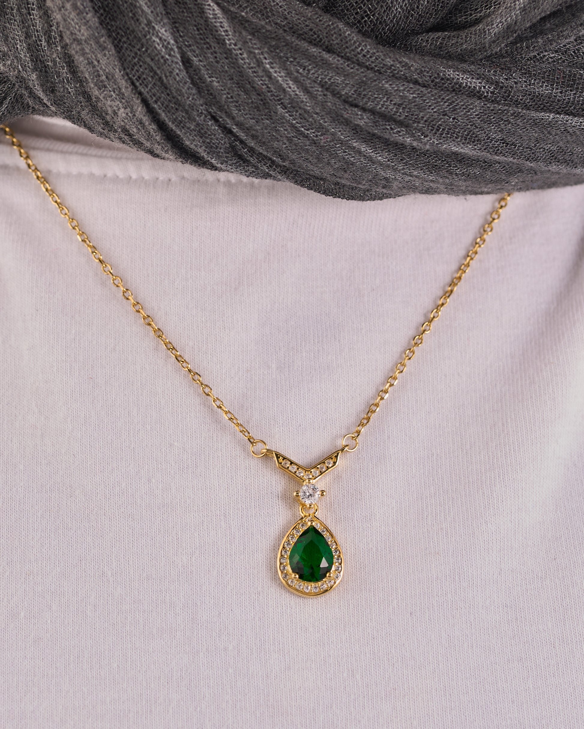 Viorette teardrop necklace in gold-plated 925 sterling silver with a green emerald-colored teardrop pendant