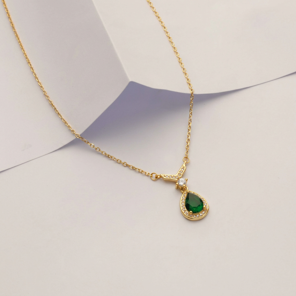 Viorette teardrop necklace in gold-plated 925 sterling silver with a green emerald-colored teardrop pendant