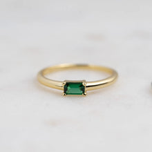 Viorette ring in gold-plated 925 sterling silver with a green emerald-colored baguette-cut stone