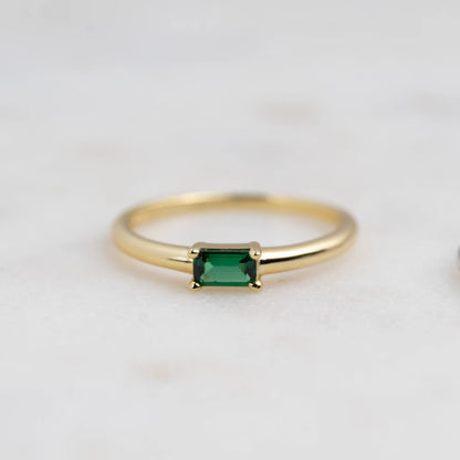 Viorette ring in gold-plated 925 sterling silver with a green emerald-colored baguette-cut stone