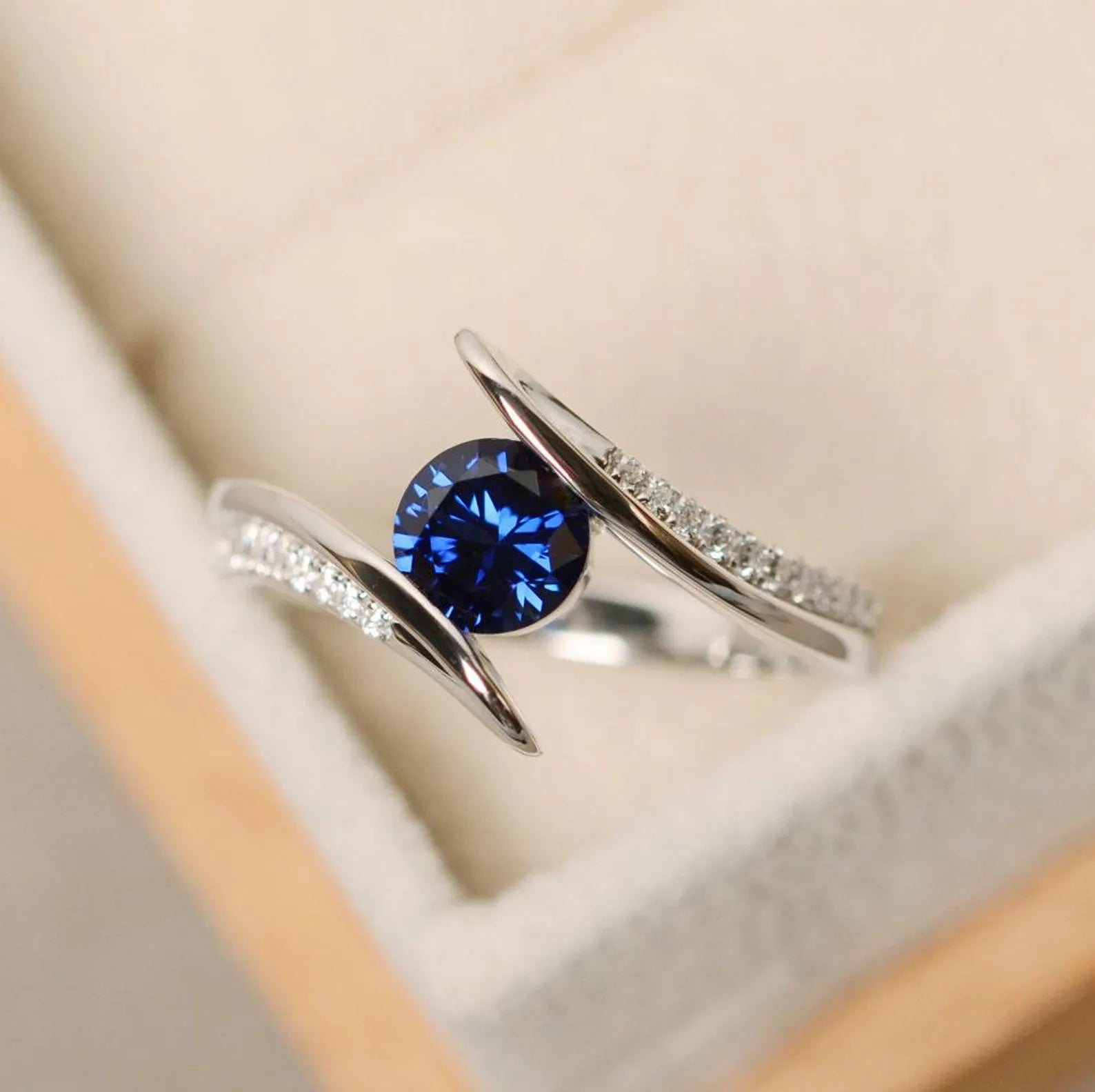 Viorette Luna ring in 925 sterling silver with a blue sapphire-colored stone