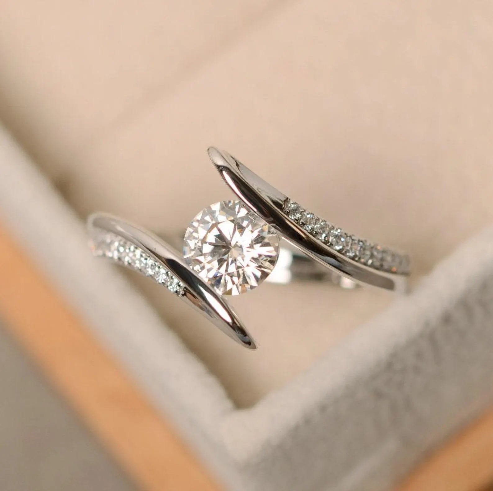 Viorette Luna ring in 925 sterling silver with a white stone