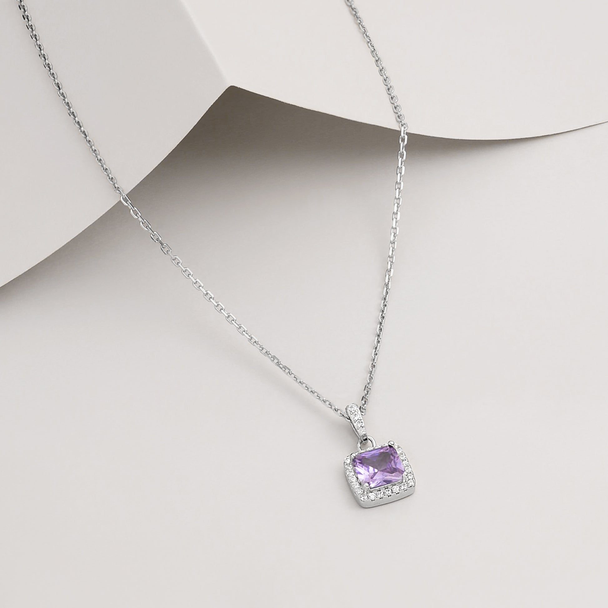 Viorette Lumiere necklace in 925 sterling silver with a purple amethyst-colored stone